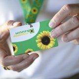 Ce cordon tournesol est disponible dans 16 centres de voyage CFF et est destiné aux personnes souffrant de handicaps invisibles afin de faciliter leurs trajets dans les trains. KEYSTONE/MICHAEL BUHOLZER